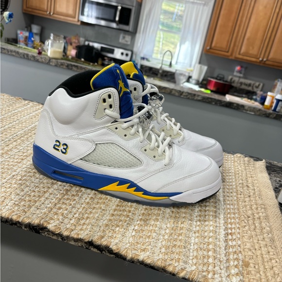 Jordan 5 Laney - Picture 5 of 7